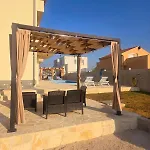 Sun With Pool Paljuv