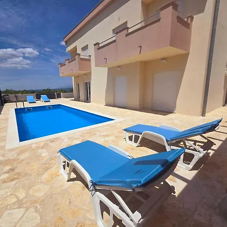 Sun With Pool * Paljuv