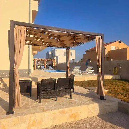 Sun With Pool Paljuv