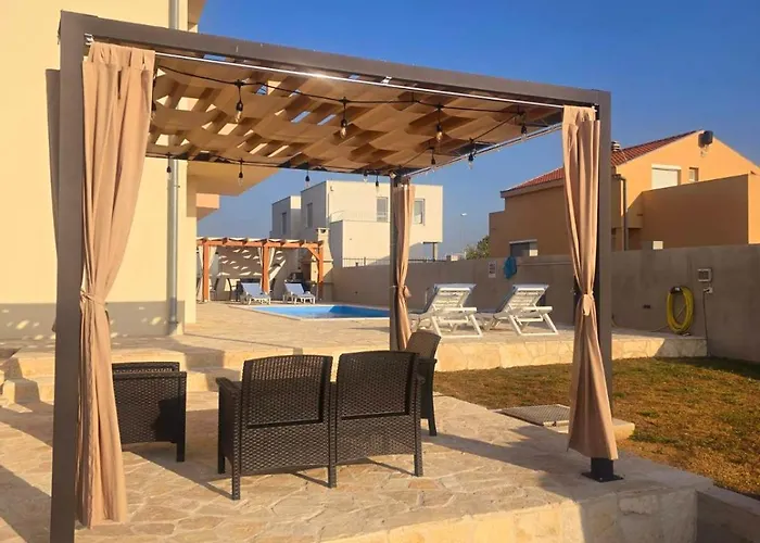 Sun With Pool Paljuv